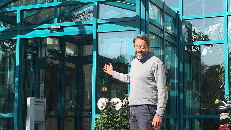 GKG-Geschäftsführer Udo Kunzmann am Eingang der Juraklinik in Scheßlitz,  wo er sein Büro hat. Foto: Anette Schreiber
