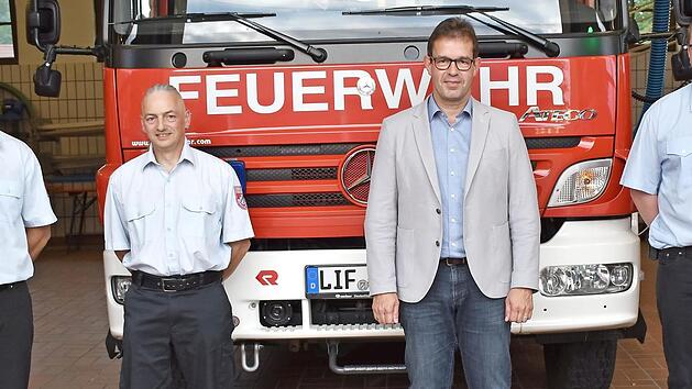 Die beiden neu gew&auml;hlten Kommandanten der Freiwilligen Feuerwehr Redwitz, Stefan Will (links) und Kai Fuhrmann (rechts) zusammen mit B&uuml;rgermeister J&uuml;rgen G&auml;belein (Zweiter von rechts) und dem ehemaligen Kommandanten Alexander Prei&szlig;inger. Foto: Thomas Micheel