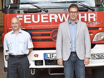 Die beiden neu gewählten Kommandanten der Freiwilligen Feuerwehr Redwitz, Stefan Will (links) und Kai Fuhrmann (rechts) zusammen mit Bürgermeister Jürgen Gäbelein (Zweiter von rechts) und dem ehemaligen Kommandanten Alexander Preißinger. Foto: Thomas Micheel