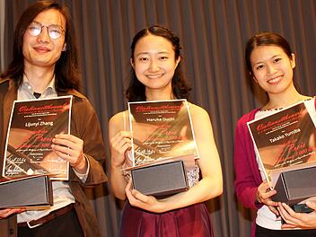 Gleich mehrere Preise hat die Erstplatzierte und Gewinnern des Wettbewerbs Haruka Ouchi (Mitte) erhalten. Der zweite Preis ging an Takako Yumiba (rechts), der dritte Preis an Lijunyi Zhang (links).