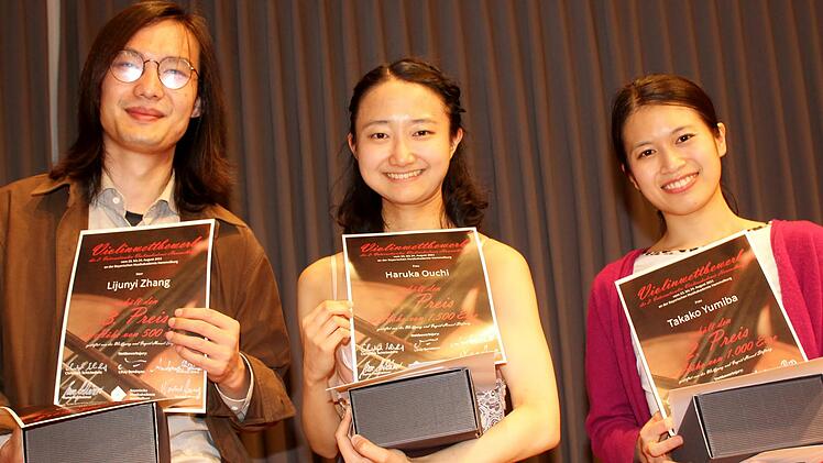 Gleich mehrere Preise hat die Erstplatzierte und Gewinnern des Wettbewerbs Haruka Ouchi (Mitte) erhalten. Der zweite Preis ging an Takako Yumiba (rechts), der dritte Preis an Lijunyi Zhang (links).
