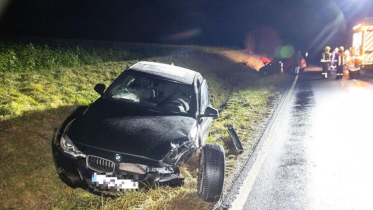 Am Sonntagabend (19. Dezember 2021) prallten auf der Staatsstra&szlig;e 2262 zwei Autos zusammen, als eine 27-J&auml;hrige auf der Fahrbahn wenden wollte.