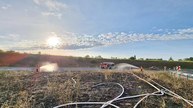 A73: Feuerwehr l&ouml;scht Fl&auml;chenbrand