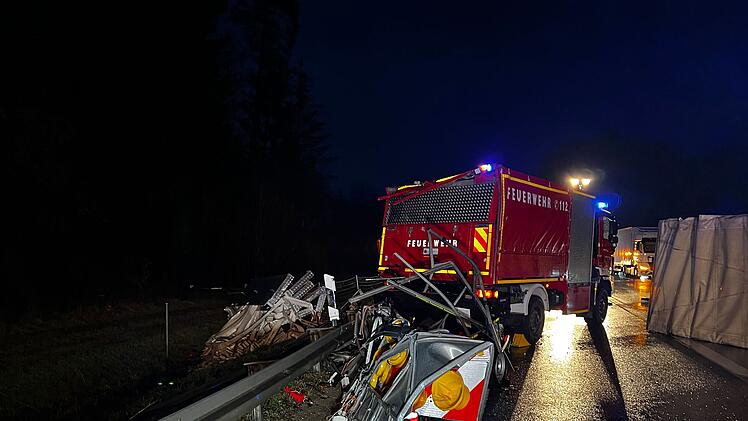 Schwerer Unfall auf der A9: Sattelzug kracht in Warnleitanhänger der Feuerwehr und kippt um