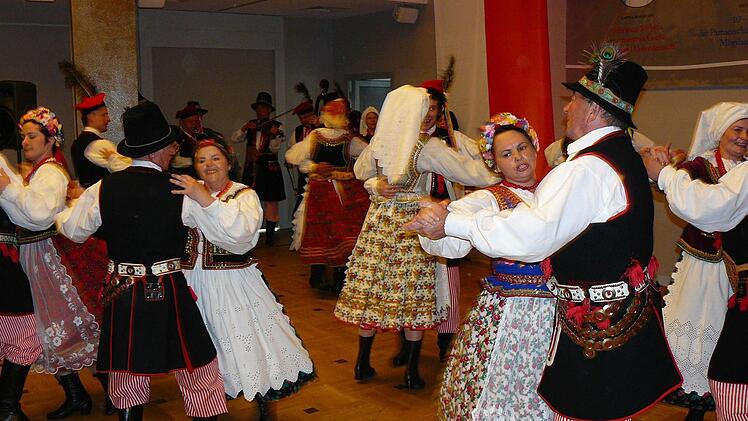 Hochzeitstänze zeigte beim Festabend die Tanzgruppe "Mogilanie".