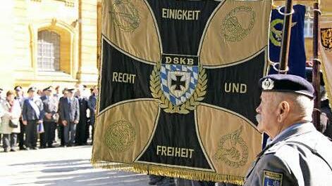 Die Fahnen und Stadarten der Kameradschaften verliehen der Friedenswallfahrt einen würdigen Rahmen.