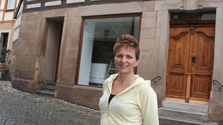 Heike Druse ist gelernte Bürokauffrau, Restaurantfachfrau und sie hat vor exakt einem Jahr den Meisterpreis der Staatsregierung für ihren Abschluss al Wirtschaftsfachwirtin bekommen, jetzt eröffnet sie im Oberhaken ihr ganz persönliches "Lieblingscafé" und macht damit einen Lebenstraum für sie selbst wahr.