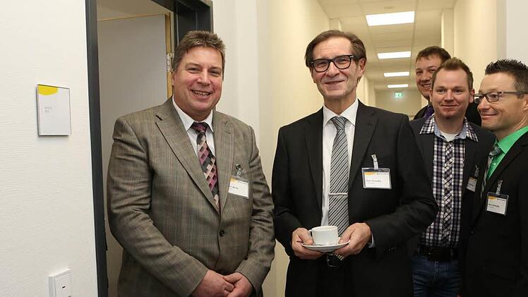 Die beiden Baumanager: Wolfgang Müller (links) von Alho Systembau und Herbert Krauße (HUK-Coburg).  Foto: Barbara Herbst