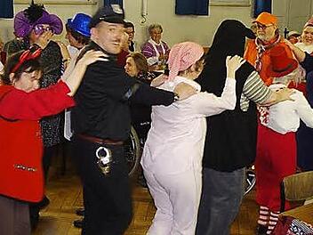Bei der Polonaise hatten die Gäste viel Spaß. Foto: Heike Schülein