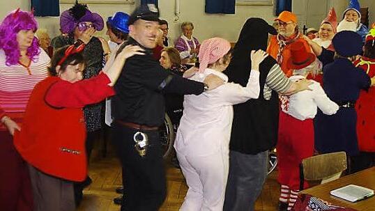 Bei der Polonaise hatten die Gäste viel Spaß. Foto: Heike Schülein