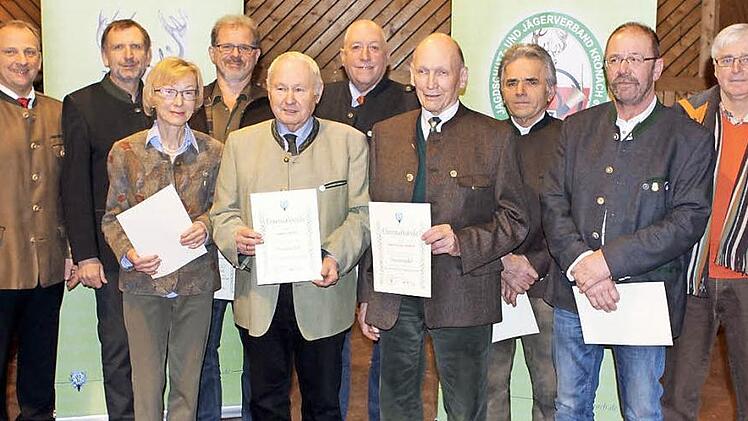 Die beim Jagdschutz- und Jägerverband ausgezeichneten, langjährigen Mitglieder mit dem Vorsitzenden Bernhard Schmitt (links) und seinem Stellvertreter Eckard Schneider.  Foto: Michael Wunder