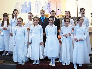 Pfarrer Jacob Kurrasserry begleitete die Kommunionkinder an den Tisch des Herrn. Foto: Heike Reinersmann