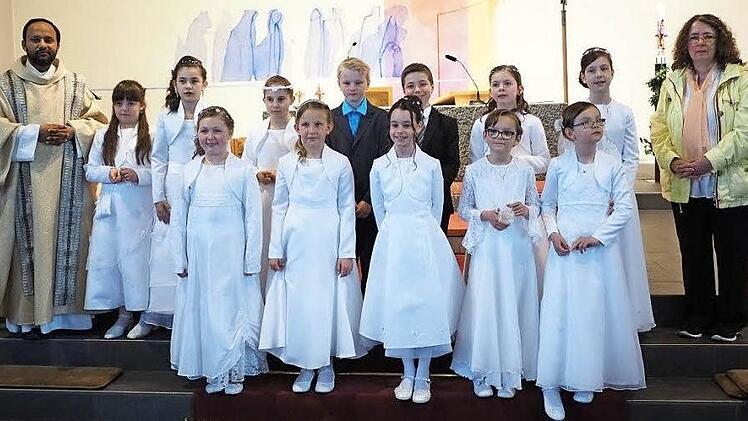 Pfarrer Jacob Kurrasserry begleitete die Kommunionkinder an den Tisch des Herrn. Foto: Heike Reinersmann