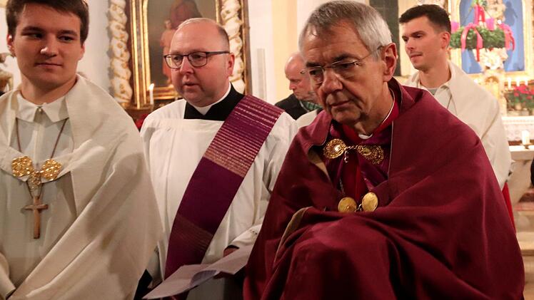 Der Erzbischof trägt das Allerheiligste aus der Annakapelle.