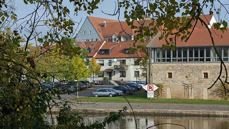 Derzeit läuft die Vorplanung des Wasserwirtschaftsamtes mit der Stadt Haßfurt zum Hochwasserschutz der westlichen Altstadt. Vorgesehen ist, den Bereich zwischen Kläranlage und der Mainmühle (rechts im Bild) durch Dämme, Mauern und mobile Elemente zu schützen.  Foto: Ulrike Langer
