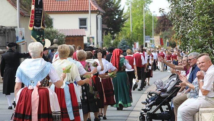 Der Festzug in Langensendelbach Foto: Barbara Herbst