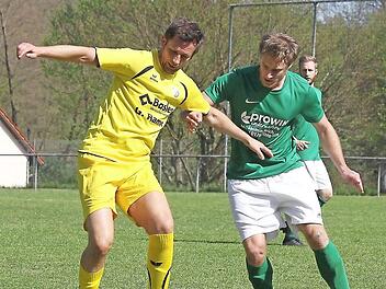 Die DJK Priegendorf und ihr Spielertrainer Gerd Emrich (links, hier gegen den Baunacher Jonas Reh) muss unbedingt punkten.  Foto: sportpress