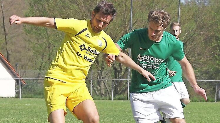 Die DJK Priegendorf und ihr Spielertrainer Gerd Emrich (links, hier gegen den Baunacher Jonas Reh) muss unbedingt punkten.  Foto: sportpress