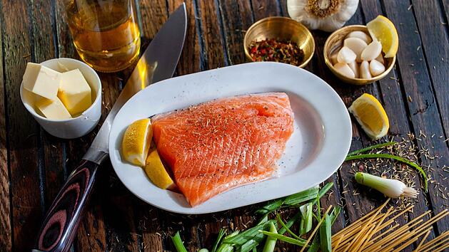Fisch wirkt vorbeugend: Wer regelmäßig Lachs und Co. verzehrt, kann sein Darmkrebsrisiko senken. Symbolfoto: David B. Townsend/Unsplash.com