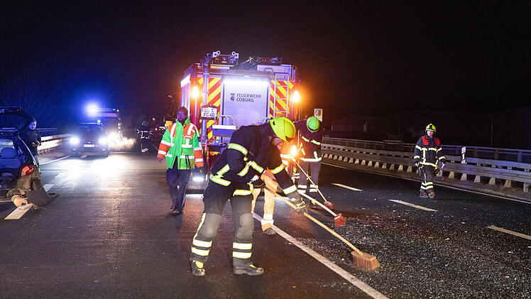Kleinwagenfahrer wendet auf B4: Familienvater und sechs Kinder haben Gl&uuml;ck im Ungl&uuml;ck