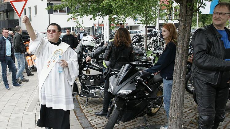 Diakon Kim Sell segnete nach drei Jahren wieder die vielen Motorräder und ihre Fahrer an der Sinnaustraße.