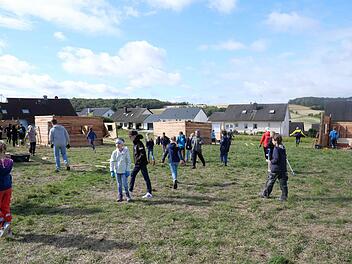 Neubrunn: Rund 80 Kinder bauen H&uuml;ttendorf "Minipolis" auf  - trotz Regen und starkem Wind