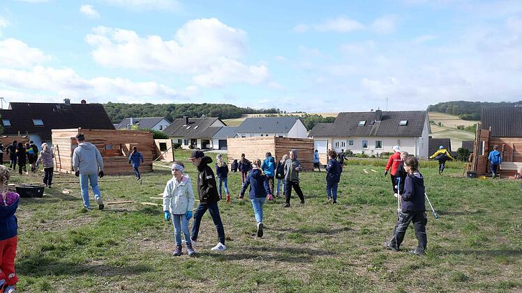 Neubrunn: Rund 80 Kinder bauen H&uuml;ttendorf "Minipolis" auf  - trotz Regen und starkem Wind