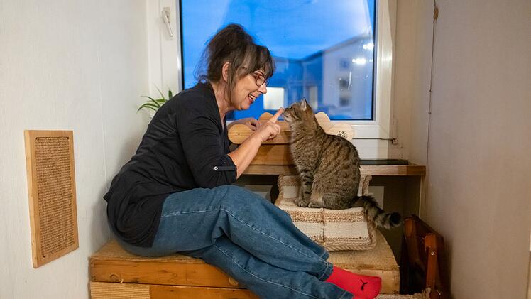 Marion lebt mit ihren drei Katzen in Köln. Für die Frührentnerin ist das alles, was sie zum Glücklichsein braucht.