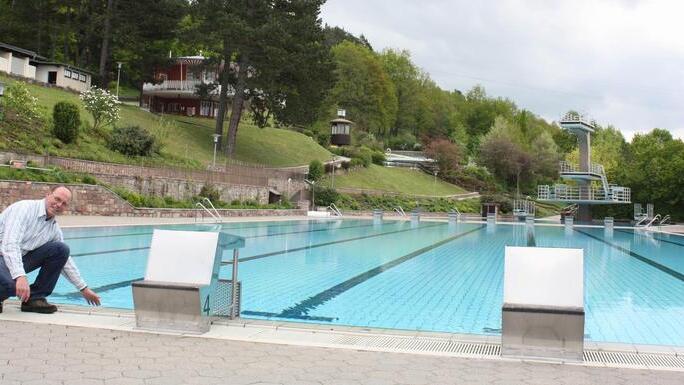 Eigentlich k&ouml;nnten die Schwimmer schon kommen. Das Wasser ist bereitet und hat gut 20 Grad. 23 Grad, wie es der Stadtrat will,  werden es am  Freitag sein, verspricht Betriebsleiter Roland B&uuml;hner. Die Temperatur werde elektrisch gesteuert und konstant gehalten. Foto:  Bartl (3)
