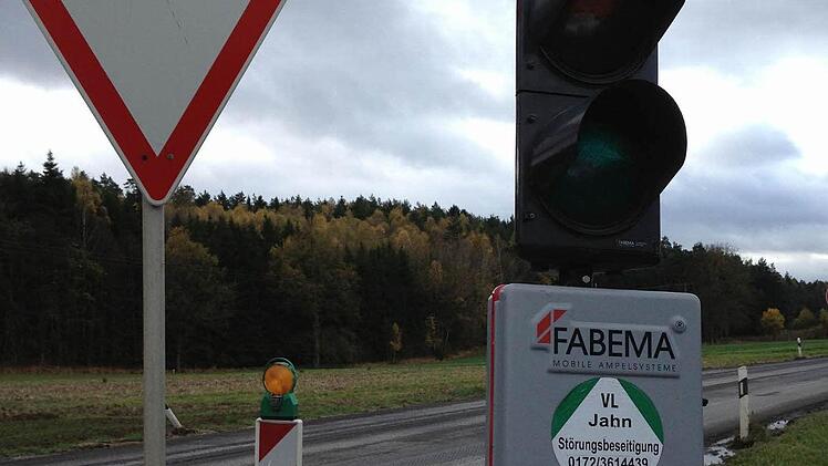 Baustellenampeln regeln den Verkehr.