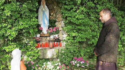 Die Grotte am Löhlein ist ein Ort der Ruhe und Einkehr. Während seines Heimaturlaubs besucht Pater Leonhard gerne diese Stätte.  Fotos: Geiger