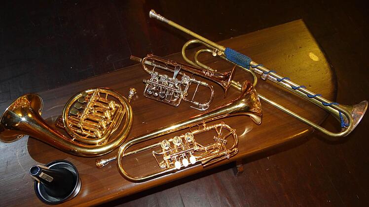 Mit vier Instrumenten reiste Lutz Randow zu seinem Konzert nach Ebern an: Dem Corno da caccia oder auch Jagdhorn genannt (links), der Piccolo-Trompete (Mitte oben), der Konzerttrompete (Mitte unten) und der Barocktrompeter (rechts).  Fotos: Johanna Eckert