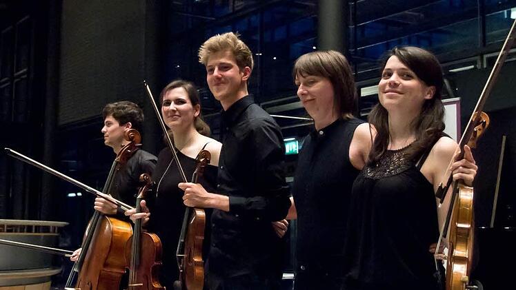 Die Pianistin und Komponistin Maria Baptist gastierte mit einem jungen Streichquartett beim Coburger Verein. Foto: Jochen Berger