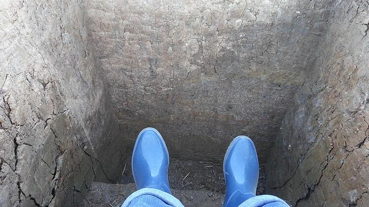 Hier haben vor rund 7000 Jahren schon mal Menschen gegraben. Dort, wo der helle in den dunklen Boden übergeht, erkennen die Archäologen das jahrtausendealte Grabenwerk. Durch Bodenerosion und Beackerung hat sich seine Höhe verringert.