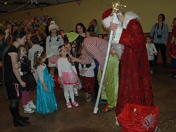 Die Kinder tanzten bei der internationalen Weihnachtsfeier, spielten oder sagten dem Weihnachtsmann Gedichte (auch auf Russisch) auf. Foto: Edwin Meißinger