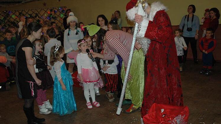 Die Kinder tanzten bei der internationalen Weihnachtsfeier, spielten oder sagten dem Weihnachtsmann Gedichte (auch auf Russisch) auf. Foto: Edwin Meißinger