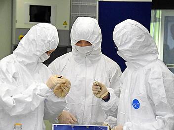 Auf der Suche nach Haaren und anderen DNA-Spuren am Tatort: Teilnehmer des Workhops an der Uni Bamberg.  Fotos: Ronald Rinklef