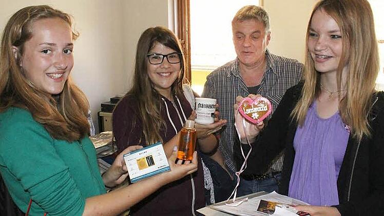 Redakteur Bernhard Panzer tauscht "wertvolle" Gegenstände aus der Redaktion mit den Liebfrauenhausschülerinnen Nicola (v. l.), Marie und Svenja.  Foto: Michael Busch