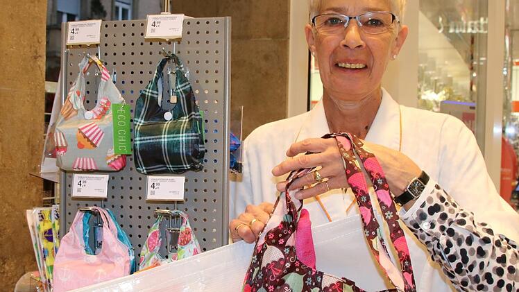 Bei Müller gibt es zwar nopch Plastiktüten, der Verbrauch ist jedoch extrem zurückgegangen, seit sie Geld kosten. Hier zeigt Gertrud Wiegand die Mehrweg-Alternativen. Foto: Ralf Ruppert