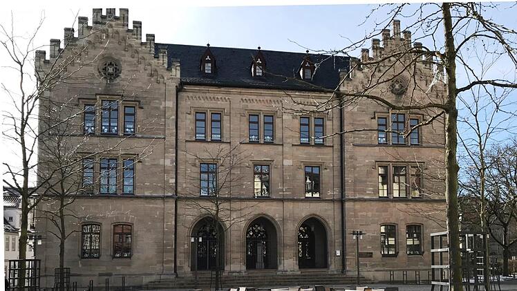 Die neue Außenbestuhlung der Markthalle am Albertsplatz.Wohbau Stadt Coburg