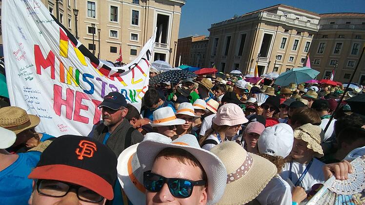 Selfies in der Menge: W&auml;hrend Astrid Ambrosius bei der Papstaudienz ganz vorne sitzen durfte, standen die anderen in der Menge.