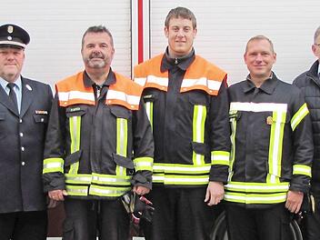 Ausgezeichnet mit der H&ouml;chststufe "Gold-Rot", zwischen F&uuml;hrungsdienstgraden und B&uuml;rgermeister (von links): Rainer D&uuml;tsch (FF Naisa), Thomas Konheiser (FF Litzendorf) und Marco Koschwitz (FF Naisa) Foto: p