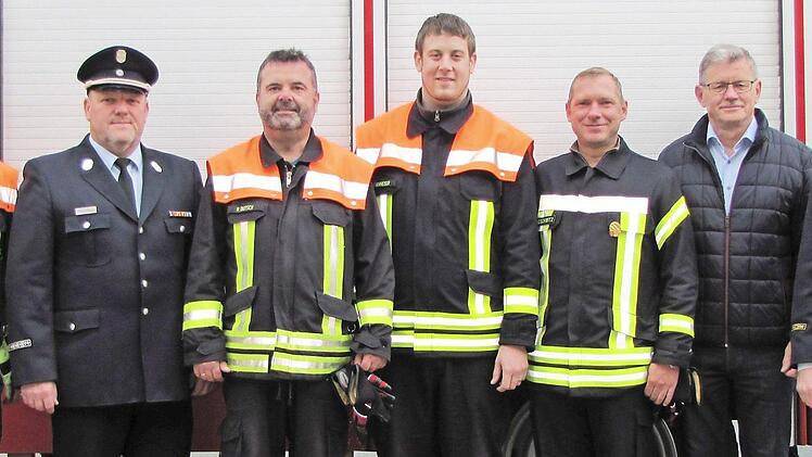 Ausgezeichnet mit der H&ouml;chststufe "Gold-Rot", zwischen F&uuml;hrungsdienstgraden und B&uuml;rgermeister (von links): Rainer D&uuml;tsch (FF Naisa), Thomas Konheiser (FF Litzendorf) und Marco Koschwitz (FF Naisa) Foto: p