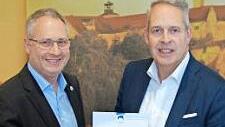 Vorsitzender Peter Weith (links) übergab die Ehrenurkunde an Vorstand Markus Stodden. Foto: privat
