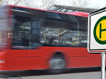 Eine Frau wurde in Hof an der Saale schwer verletzt, als sie noch versuchte, den Bus zu erreichen. Symbolfoto: Klaus/Adobe Stock