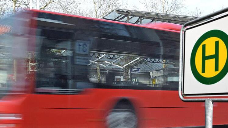 Eine Frau wurde in Hof an der Saale schwer verletzt, als sie noch versuchte, den Bus zu erreichen. Symbolfoto: Klaus/Adobe Stock