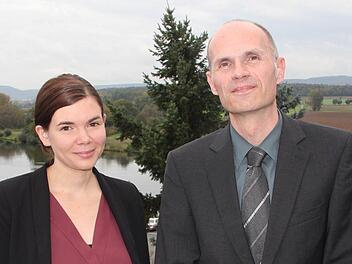Julia Grimmer ist der neue Zukunftscoach im Kreis Haßberge. Mit im Bild der VHS-Kreisgeschäftsführer Holger Weininger.   Foto: Klaus Schmitt
