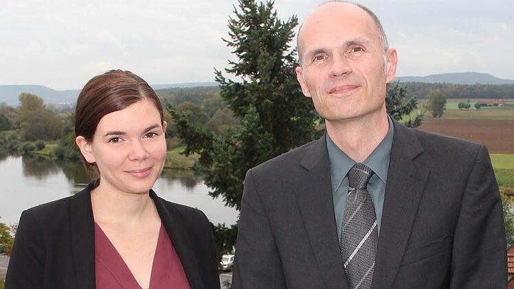 Julia Grimmer ist der neue Zukunftscoach im Kreis Haßberge. Mit im Bild der VHS-Kreisgeschäftsführer Holger Weininger.   Foto: Klaus Schmitt