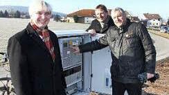 Baudirektor Rott, Tiefbauleiter Alfons Schanz im Landratsamt und Bürgermeister Hennemann (von links) schalteten die Ampelanlage ein. Foto: Ralf Kestel