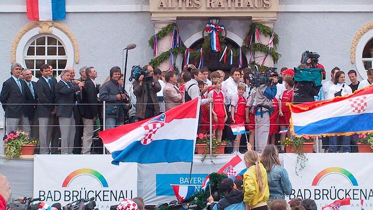 Impressionen vom Empfang der kroatischen Nationalmannschaft am 5. Juni 2006 in Bad Brückenau. Foto: Ralf Ruppert/Archiv Saale-Zeitung